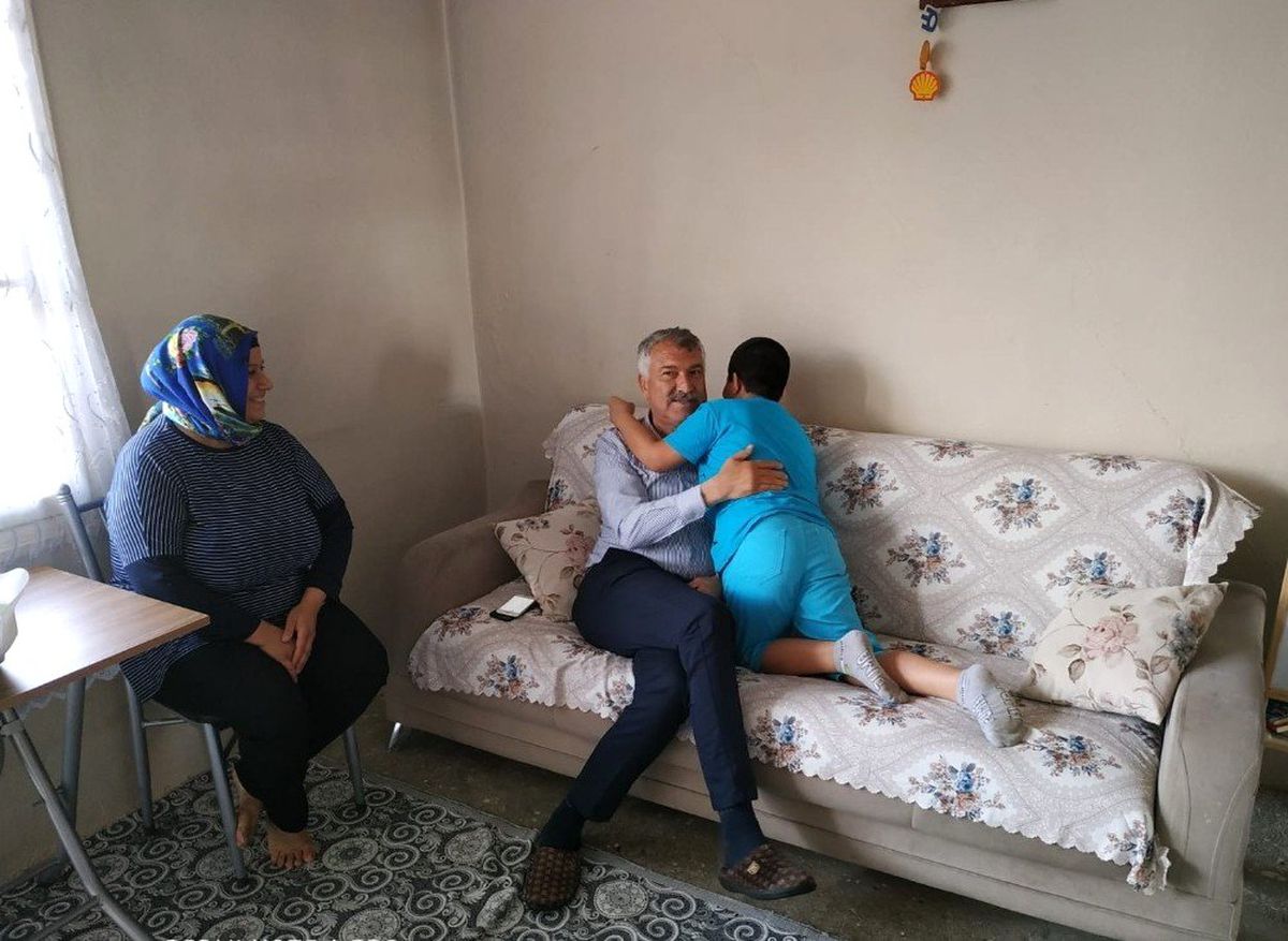 Otizmli Necdet'in ablası mesaj attı, Başkan Karalar ziyarete gitti