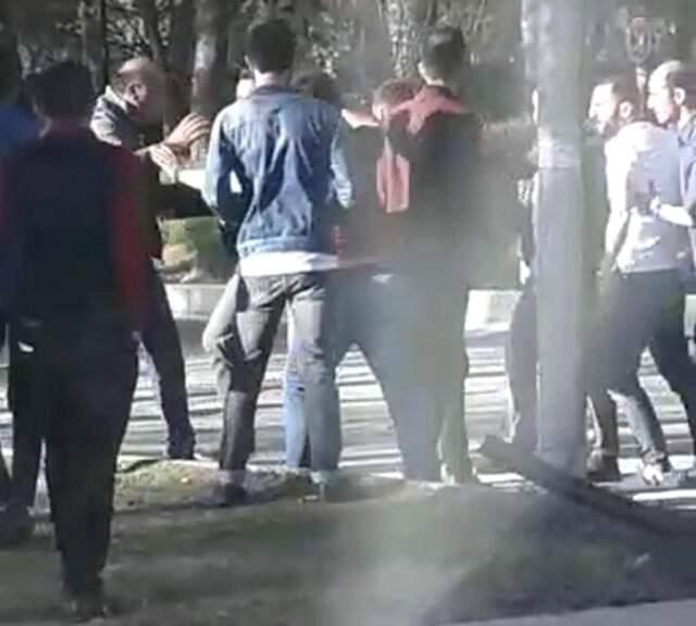 Üniversite kampüsünde Genç Kızın Fotoğrafını Çeken Adamı Dövdüler
