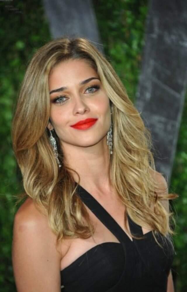 Ünlü Model Ana Beatriz Barros ile Fotoğraf Paylaşan Tülin Şahin Takipçilerini İkiye Böldü