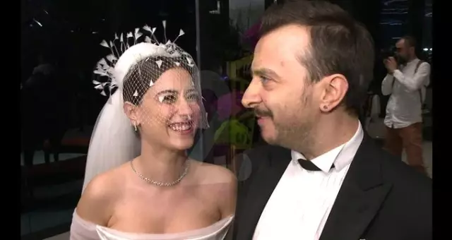 11 Haftalık Hamile Olan Hazal Kaya'dan Eşi Ali Atay'la Aşk Pozu 11 Haftalık Hamile Olan Hazal Kaya'dan Eşi Ali Atay'la Aşk Pozu