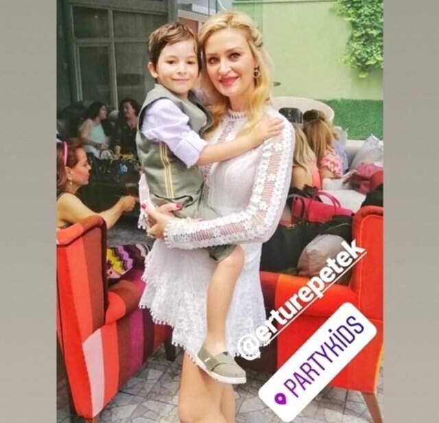 Ali Ağaoğlu Oğlunun Doğum Günü İçin Eski Sevgilisi Petek Ertüre İle Bir Araya Geldi