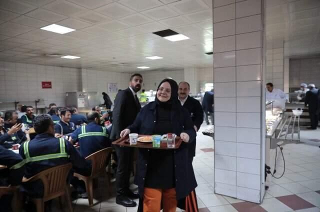 Bakan Selçuk ve Bakan Varank, Metalurji İşçileriyle Sahur Yaptı