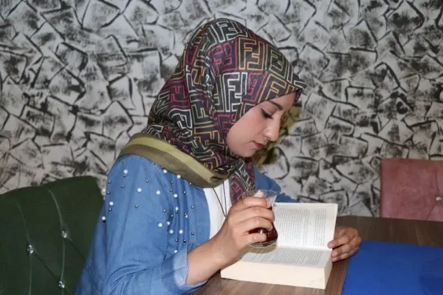 Bu kafede kitap okuyana çay ve kahve ücretsiz Haberler
