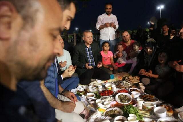Cumhurbaşkanı Erdoğan, Vatandaşlarla İftar Yaptı