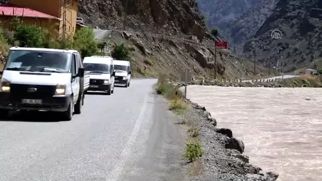 Debisi yükselen Çoruh Nehri kara yoluyla aynı hizada akıyor Debisi yükselen Çoruh Nehri kara yoluyla aynı hizada akıyor