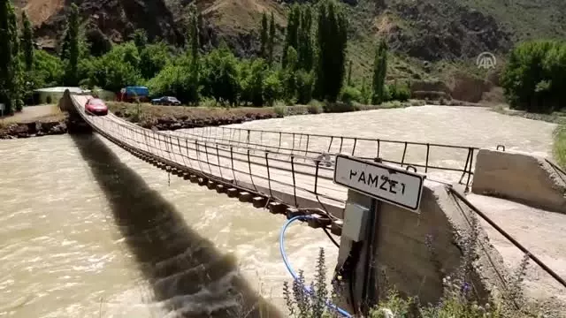 Debisi yükselen Çoruh Nehri kara yoluyla aynı hizada akıyor Debisi yükselen Çoruh Nehri kara yoluyla aynı hizada akıyor
