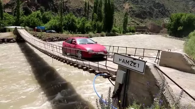 Debisi yükselen Çoruh Nehri kara yoluyla aynı hizada akıyor Debisi yükselen Çoruh Nehri kara yoluyla aynı hizada akıyor