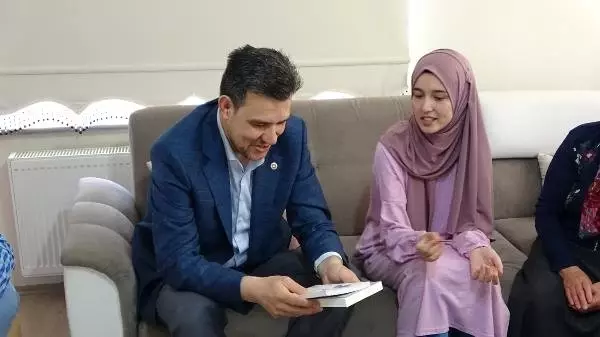 Doktor vekilden, kendini SP hastası kardeşine adayan Tuğçe'ye ziyaret Doktor vekilden, kendini SP hastası kardeşine adayan Tuğçe'ye ziyaret