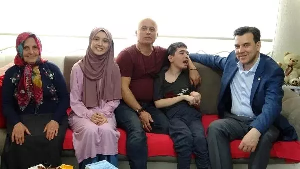 Doktor vekilden, kendini SP hastası kardeşine adayan Tuğçe'ye ziyaret Doktor vekilden, kendini SP hastası kardeşine adayan Tuğçe'ye ziyaret