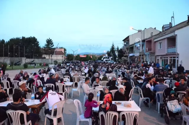Dumlupınar Belediyesi'nden halk iftarı Dumlupınar Belediyesi'nden halk iftarı