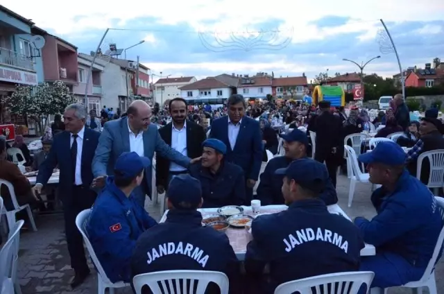 Dumlupınar Belediyesi'nden halk iftarı Dumlupınar Belediyesi'nden halk iftarı