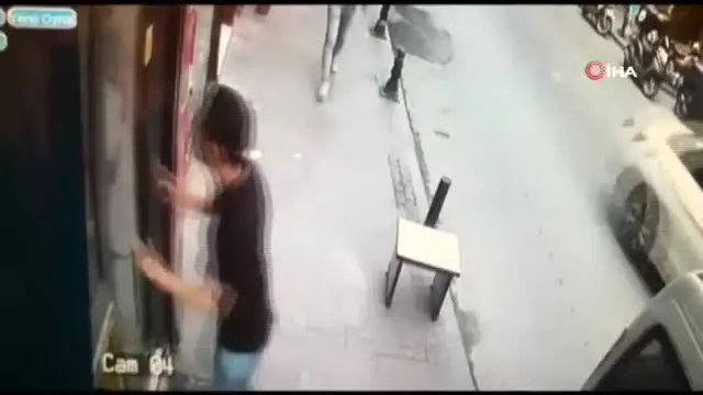 Karısıyla Tartışan Öfkeli Koca, Kendilerini Ayırmak İsteyen Esnafa Bıçak Çekti Karısıyla Tartışan Öfkeli Koca, Kendilerini Ayırmak İsteyen Esnafa Bıçak Çekti