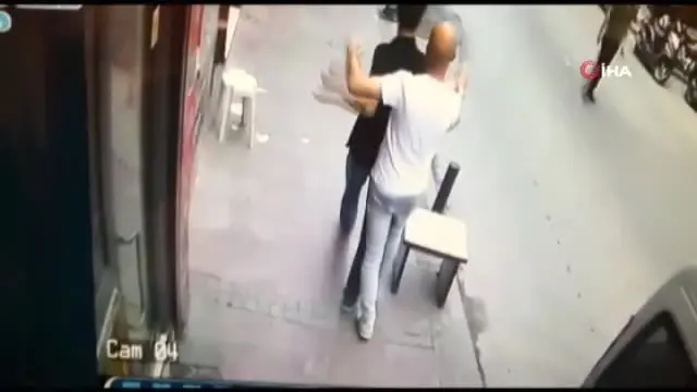 Karısıyla Tartışan Öfkeli Koca, Kendilerini Ayırmak İsteyen Esnafa Bıçak Çekti Karısıyla Tartışan Öfkeli Koca, Kendilerini Ayırmak İsteyen Esnafa Bıçak Çekti