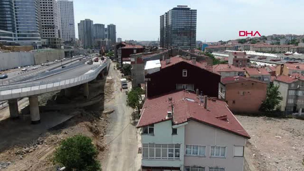 İSTANBUL- FİKİRTEPE'DE YANGIN ÇIKAN BİNA VE ÇEVRESİNİN HAVADAN GÖRÜNTÜLERİ