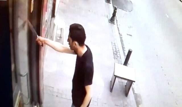 Karısıyla Tartışan Öfkeli Koca Elindeki Bıçakla Terör Estirdi
