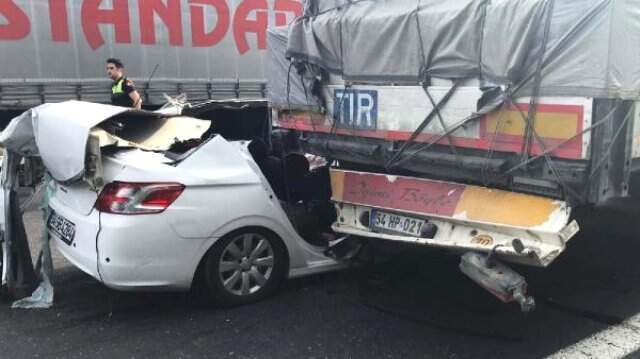 Kontrolden Çıkan Otomobil, TIR'ın Dorsesine Saplandı! Yaralılar Var