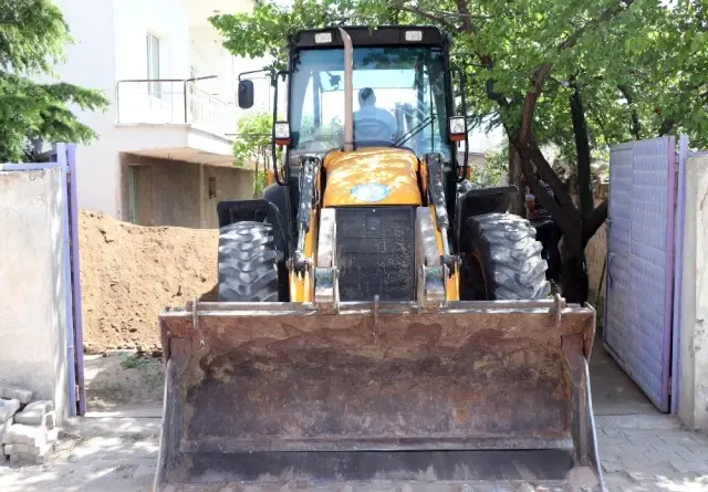 Rüyasında Define Gören Vatandaş, Bahçesini Kazdırdı