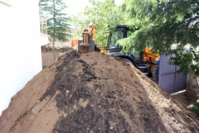 Rüyasında Define Gören Vatandaş, Bahçesini Kazdırdı