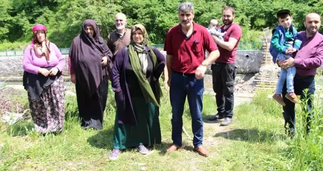 Sürmene'de İlkel Yöntemlerle Yapılan Köprüden Geçen Vatandaşlar Korku Dolu Anlar Yaşıyor