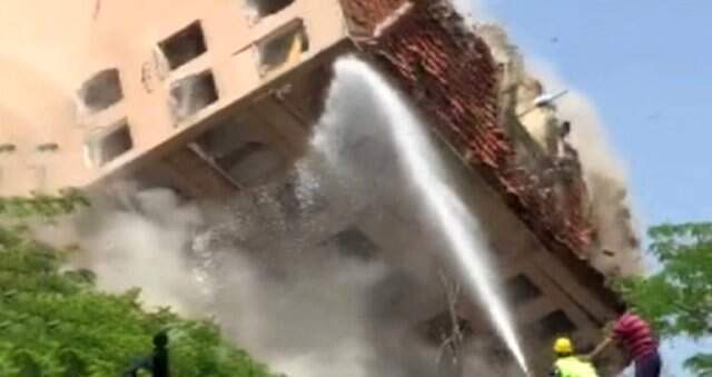 Bahçelievler'de,11 katlı binanın yıkılma anı saniye saniye kamerada!
