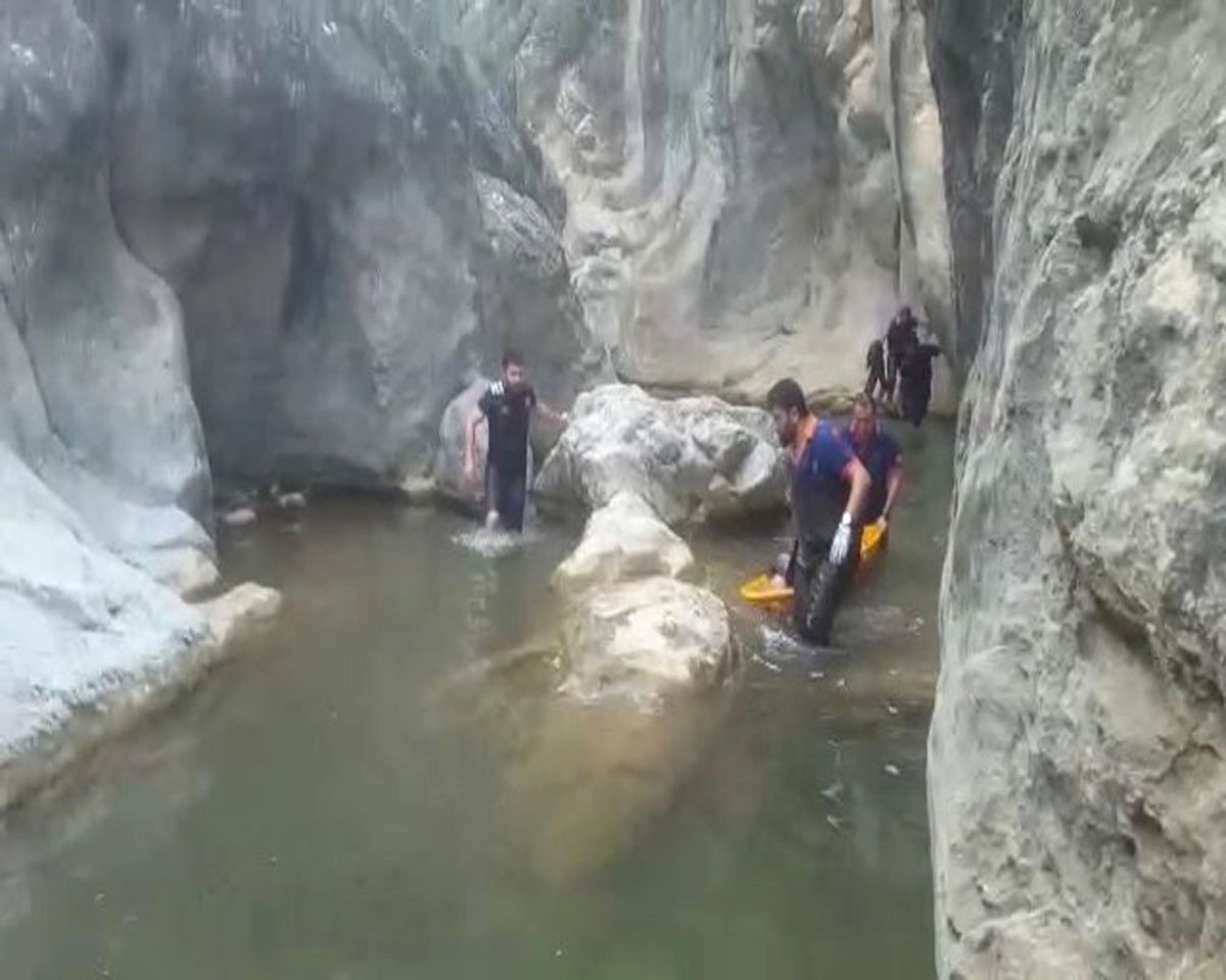 Balıklama atladığı şelalede kayalıklara çarparak öldü