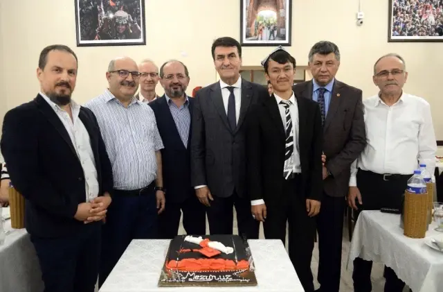 Başkan Dündar, Doğu Türkistanlı öğrencilerle iftarda buluştu Başkan Dündar, Doğu Türkistanlı öğrencilerle iftarda buluştu