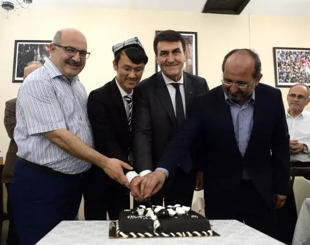 Başkan Dündar, Doğu Türkistanlı öğrencilerle iftarda buluştu Başkan Dündar, Doğu Türkistanlı öğrencilerle iftarda buluştu