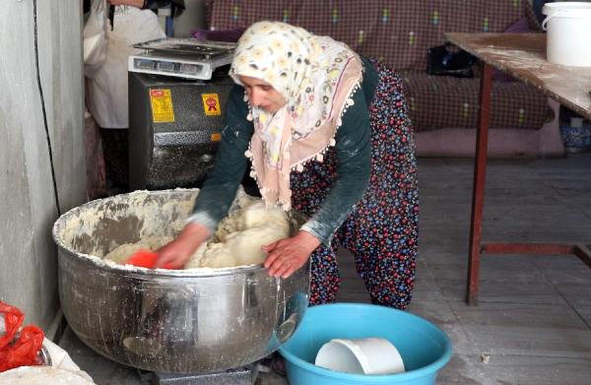 Borç parayla kurduğu tandırda günde 500 ekmek üretip tanesini 1 liradan satıyor