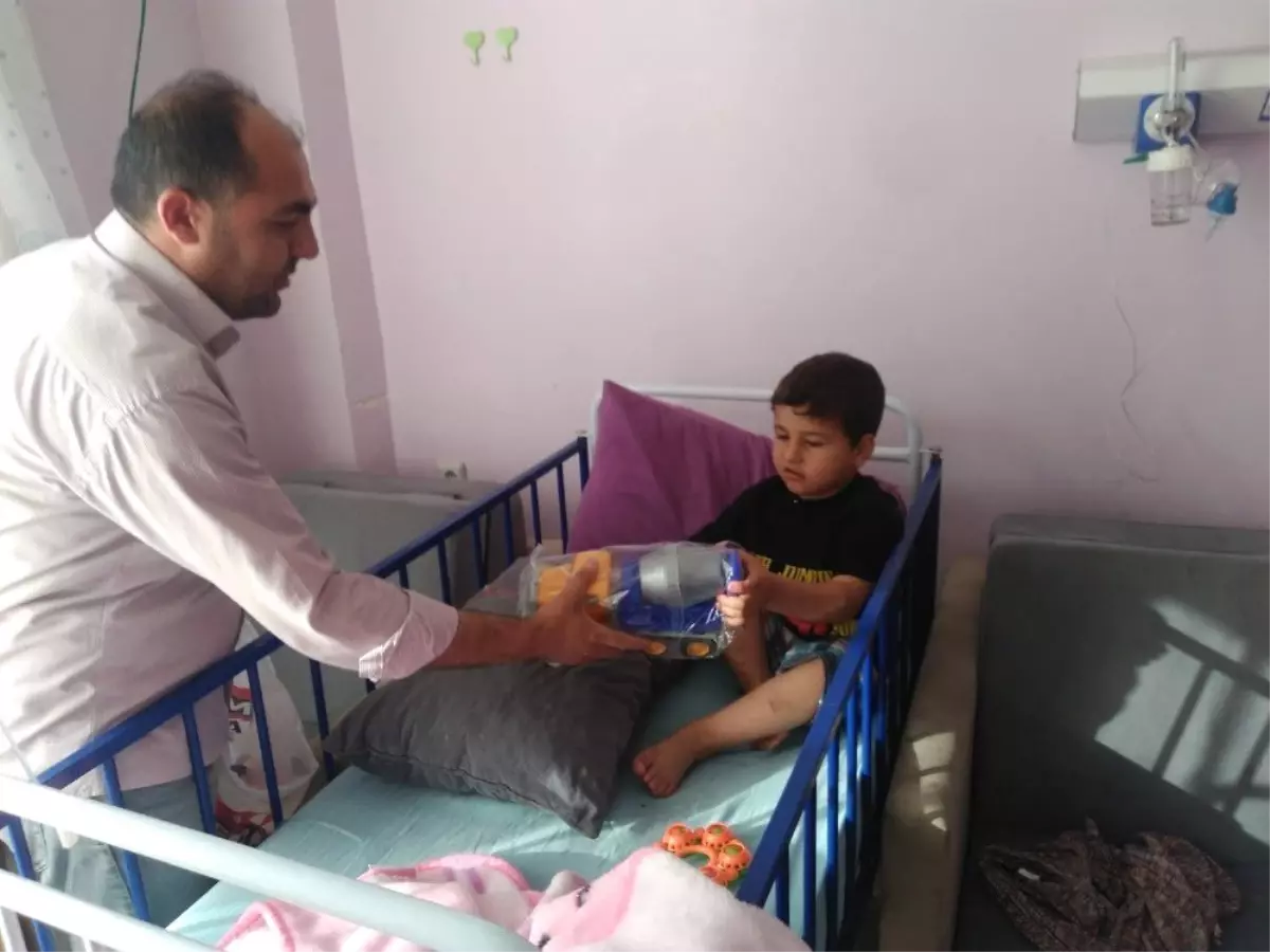 Hastanede tedavi gören çocuklara oyuncak hediye edildi