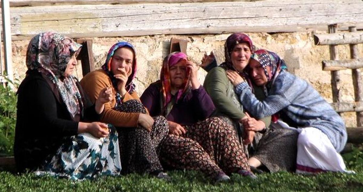 Köylüler, ev, ahır ve samanlığın yanışını üzüntüyle izledi