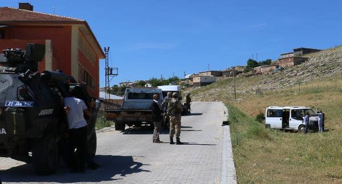 Muhtarın minibüsü, öğrencilerin gözü önünde taranmış