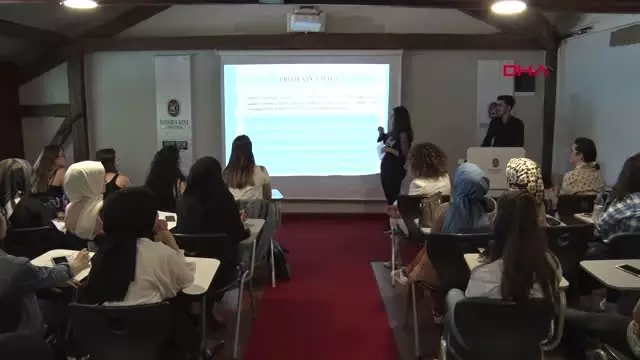Mülteci çocuklara Türkiye'yi tanıtan kart yaptılar Mülteci çocuklara Türkiye'yi tanıtan kart yaptılar