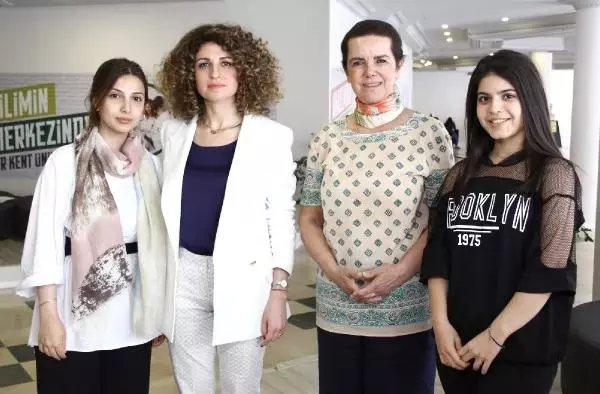 Mülteci çocuklara Türkiye'yi tanıtan kart yaptılar Mülteci çocuklara Türkiye'yi tanıtan kart yaptılar