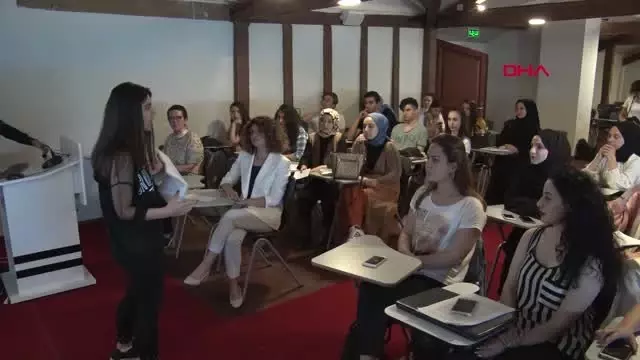 Mülteci çocuklara Türkiye'yi tanıtan kart yaptılar Mülteci çocuklara Türkiye'yi tanıtan kart yaptılar