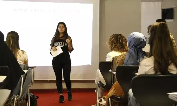 Mülteci çocuklara Türkiye'yi tanıtan kart yaptılar Mülteci çocuklara Türkiye'yi tanıtan kart yaptılar