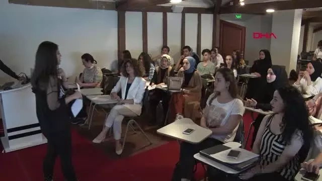 Mülteci çocuklara Türkiye'yi tanıtan kart yaptılar Mülteci çocuklara Türkiye'yi tanıtan kart yaptılar