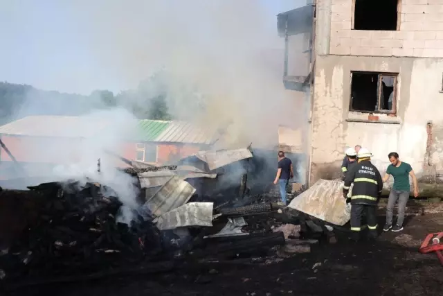 Odunlukta çıkan yangın 2 ahır ve evi kullanılamaz hale getirdi Haberler