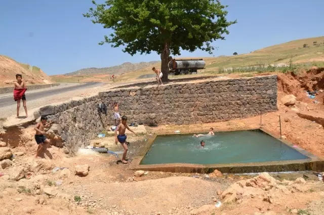 Sıcaklardan bunalan çocuklar sulama kanalları ve havuzlara akın etti Sıcaklardan bunalan çocuklar sulama kanalları ve havuzlara akın etti