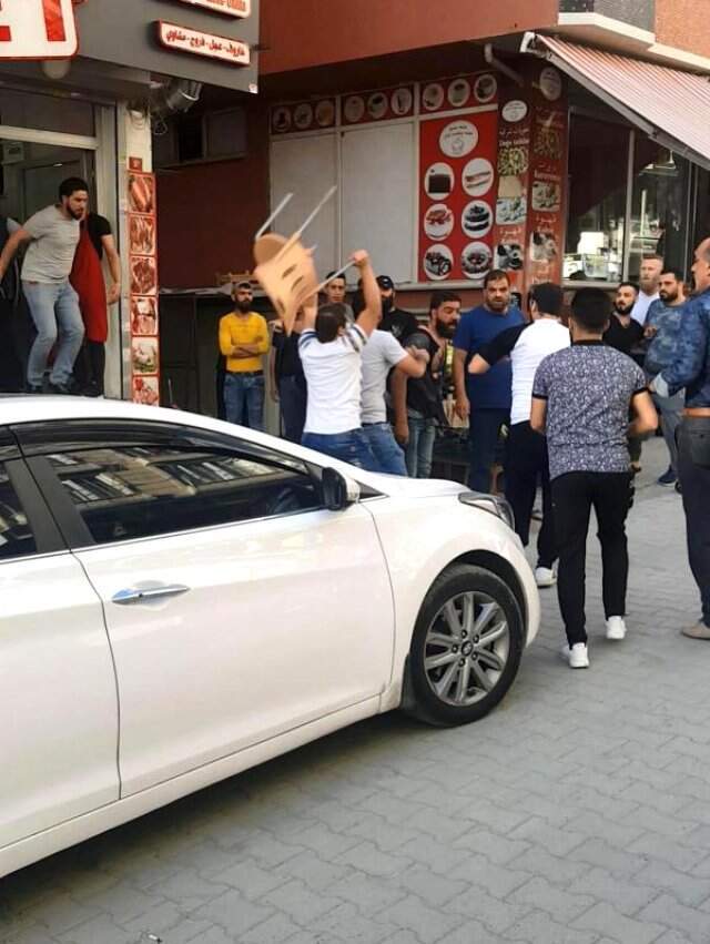 Suriyeliler, şehrin göbeğinde satırlarla birbirine girdi! Dehşet anları kamerada