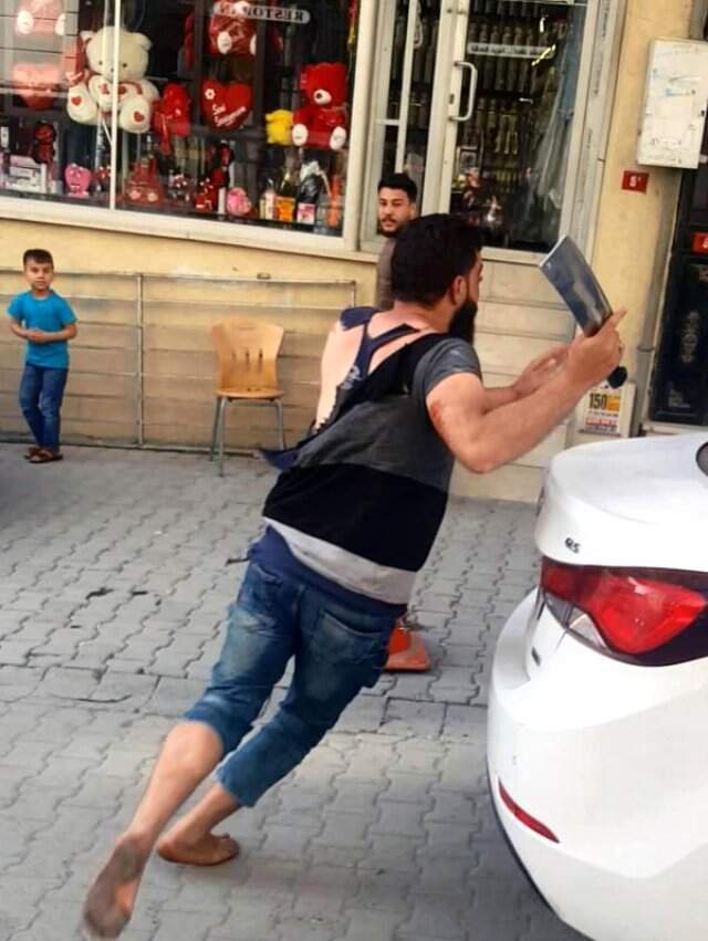 Suriyeliler, şehrin göbeğinde satırlarla birbirine girdi! Dehşet anları kamerada