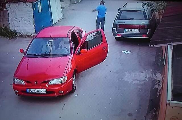 Zihinsel engelli genç kıza taciz anı kamerada!