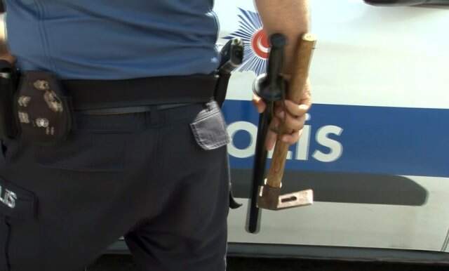 ATM'ye balta ile saldıran öfkeli adam üzerine tek satırlık not bıraktı
