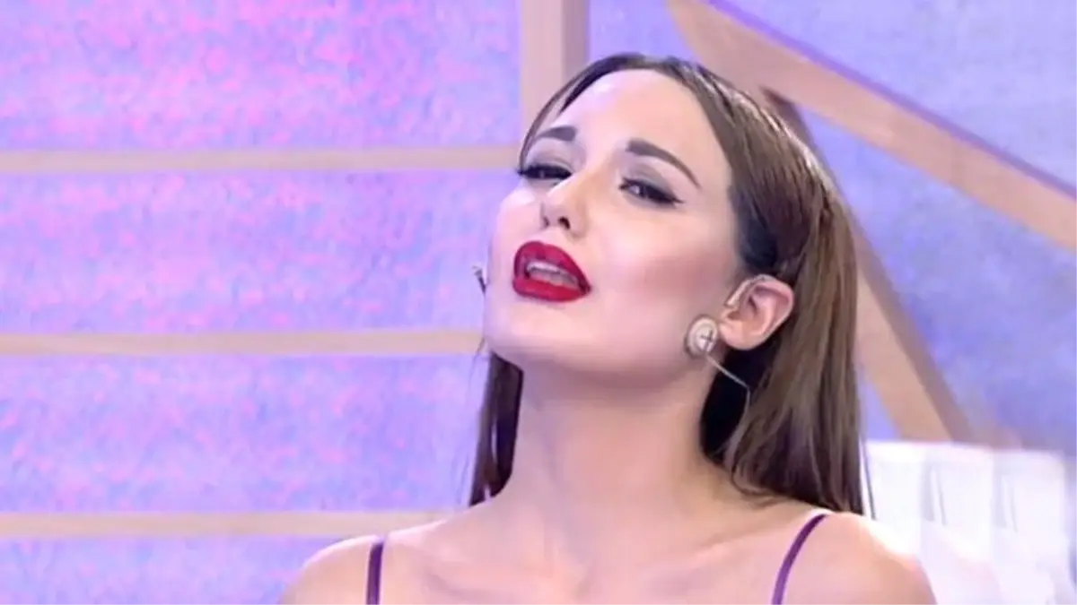 Bahar Candan, üstsüz pozuyla takipçilerini ayaklanma ettirdi Bahar Candan, üstsüz pozuyla takipçilerini ayaklanma ettirdi