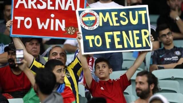 Bakü'de Mesut Özil Fener'e pankartı!