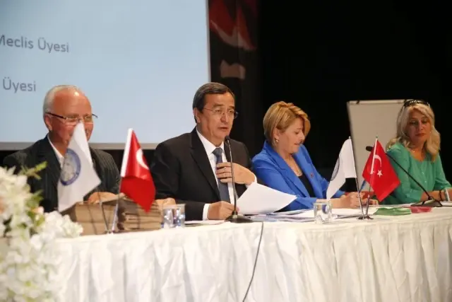 Batur, yeniden Kıyı Ege'nin Başkanı