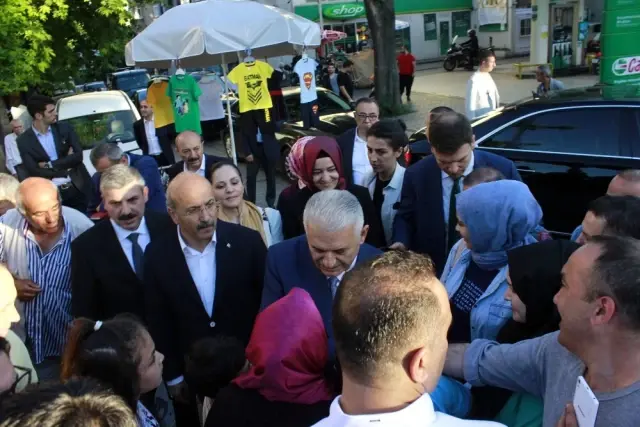 Binali Yıldırım, Fatih'te çarşamba pazarını gezdi Binali Yıldırım, Fatih'te çarşamba pazarını gezdi