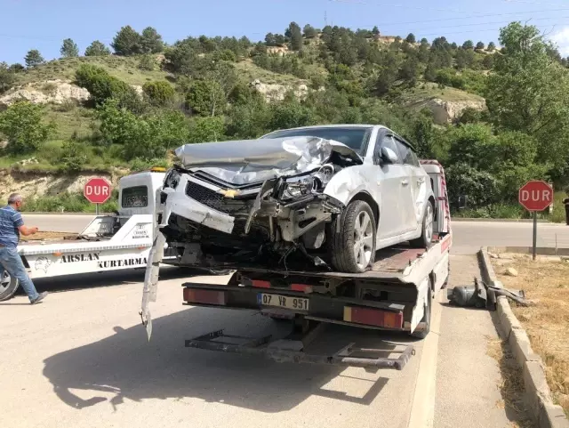 Burdur' da trafik kazası: 3'ü öğretmen 4 kişi yaralandı