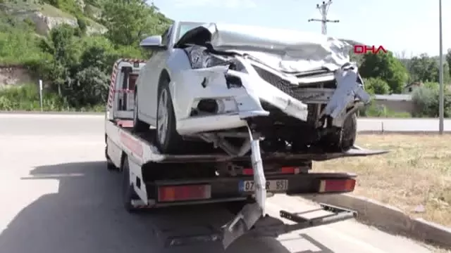 BURDUR Otomobiller çarpıştı 3'ü öğretmen 4 yaralı