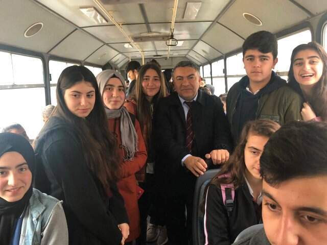 Dilovası Belediyesi, lise öğrencilerine bedava servis hizmeti vermeye başladı