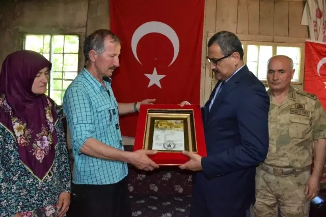 Espiye'de şehit ailesine şehadet belgesi verildi Espiye'de şehit ailesine şehadet belgesi verildi